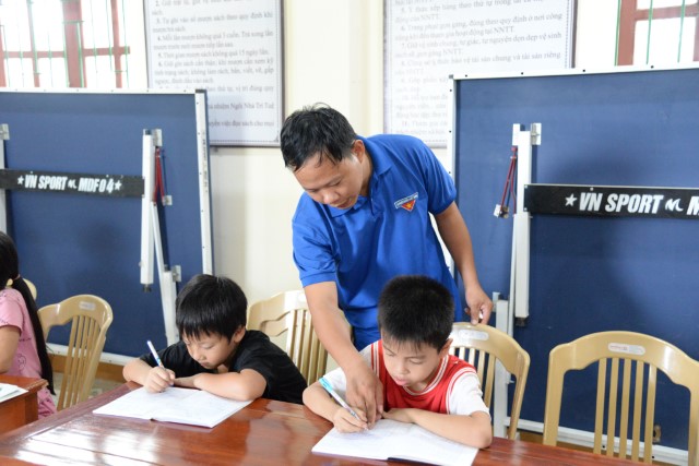 Đoàn xã Sơn Phú tổ chức lớp học miễn phí tại ngôi nhà trí tuệ thôn Đại Vường