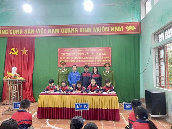 CÔNG AN XÃ SƠN PHÚ PHỐI HỢP ĐOÀN THANH NIÊN, TRƯỜNG TIỂU HỌC SƠN PHÚ TỔ CHỨC TUYÊN TRUYỀN VÀ KÝ CAM KẾT  VỀ VIỆC THỰC...