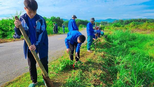 Đoàn xã Sơn Phú tổ chức trồng hàng rào xanh, xây dựng cảnh quan môi trường