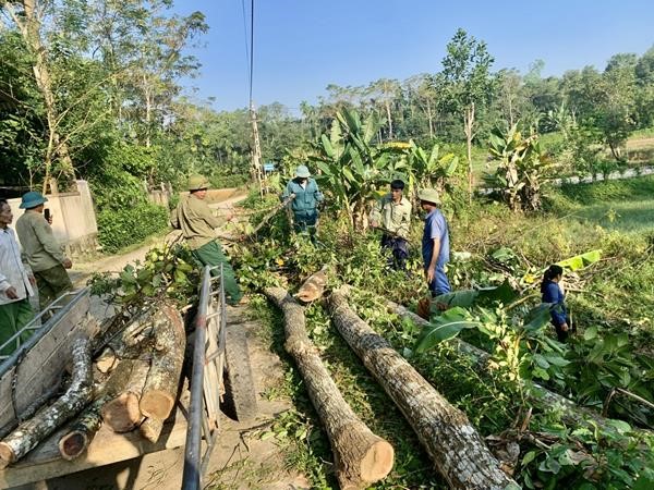 Thôn Vọng Sơn, xã Sơn Phú tích cực vận động nhân dân hiến đất mở rộng đường giao thông nông thôn